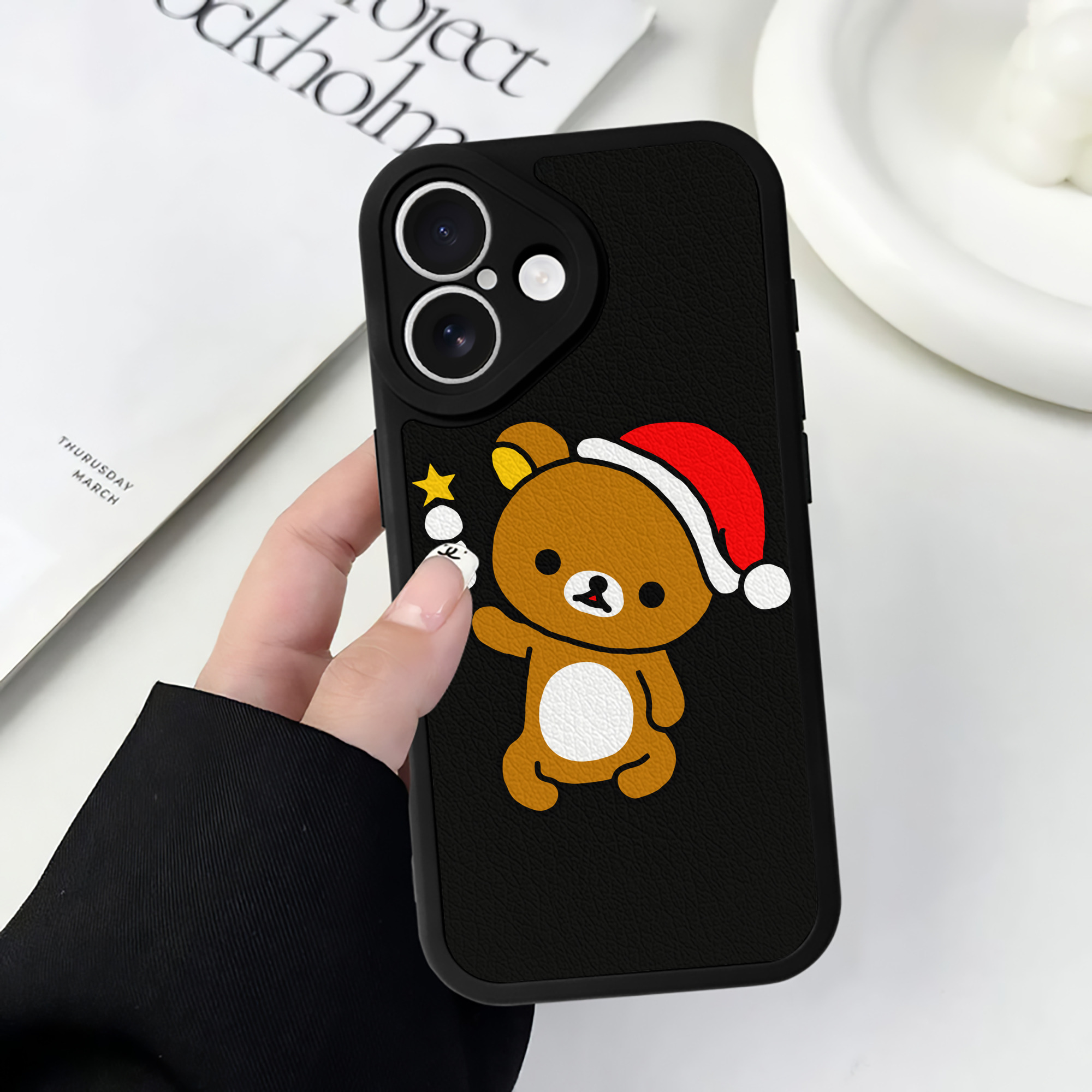 （画像用） リラックマ リラックマ キイロイトリ Rilakkuma Korilakkuma Kiiroitori 【iPhone 16シリーズ対応】シリコンスマホケース（レザー調） 材質：シリコン